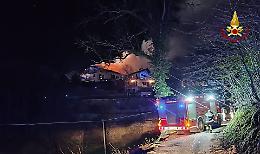 Incendio nella Val di Chy: vigili del fuoco in azione per domare le fiamme in una baita 