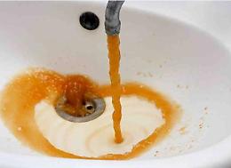Acqua sporca dai rubinetti delle case popolari 