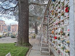 Scalette pesanti e pavimento irregolare: quando anche andare al cimitero diventa un’impresa