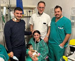 Torino, ecco il più bel regalo di questo Natale: il padre salva la vita della figlia di 11 mesi donandole il fegato