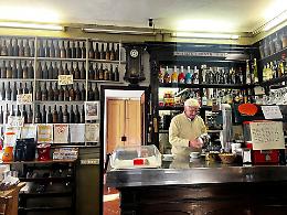 Torino, qui il caffè costa 80 centesimi: ecco il bar che (r)esiste da 150 anni 