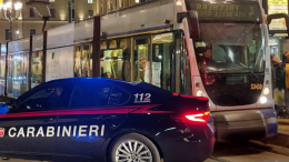 Furto sul tram: gli rubano il telefono e chiama i carabinieri, fermati due sospetti