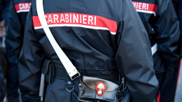 Tre contro uno: 14enne minacciato con un coltello e rapinato in piazza Carlo Felice