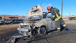 L'auto elettrica prende fuoco in marcia: l'automobilista riesce a mettersi in salvo