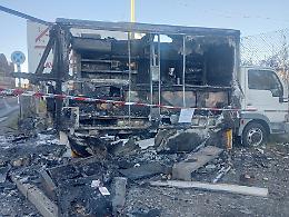 Incendio distrugge il paninaro di via Pietro Cossa: 39enne ustionato è grave al Cto