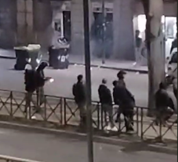 Lancio di petardi contro le auto in corsa: l'ultima follia in corso Giulio Cesare