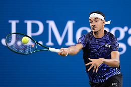 Buona la prima per Lorenzo Sonego, che a Hong Kong ha battuto l'americano Brandon Nakashima