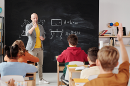 Scuola, il prof precario fa causa al Ministero e vince un risarcimento record