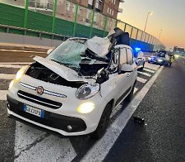 In Tangenziale un Tir perde una ruota che travolge una Fiat 500