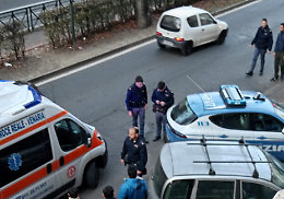 «Oggi ammazzo qualcuno». Poi colpisce al volto un ragazzo: panico in corso Giulio Cesare