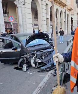 Donna in ospedale dopo lo schianto contro la pensilina del tram 4