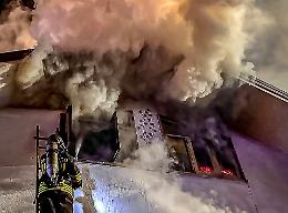 Paura nella villetta, le fiamme divorano il tetto