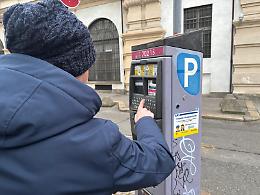 A Torino torna la truffa del parchimetro: come funziona il trucco per rubare le monetine