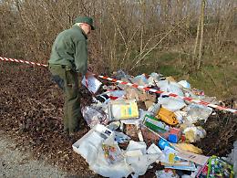 Pinerolo,  abbandonano rifiuti nel Chisone: due denunciati