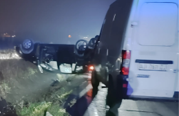 Incidente stradale nella notte, cinque feriti nell'auto ribaltata