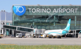 «Aiuto, mio marito si sente male»: salvato da due poliziotti all'aeroporto di Torino