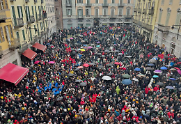 Folla oceanica sfida la pioggia a Ivrea: inizia lo Storico Carnevale