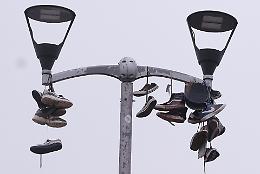 Perché un lampione del centro di Torino è pieno di scarpe?
