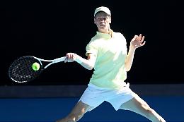 Jannik Sinner torna in campo e batte in esibizione Alexei Popyrin: "Per gli Australian Open sono fiducioso"
