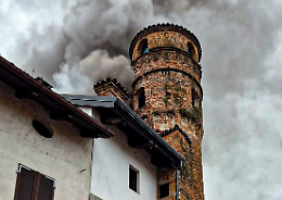 Scoppia l'incendio nel centro storico: distrutto un tetto ed evacuati gli inquilini