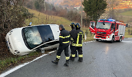 Sbanda e finisce fuori strada in collina: ragazza di 20 anni all'ospedale