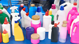 Perché le bottiglie di plastica sono più scure? La nuova direttiva europea cambia le regole