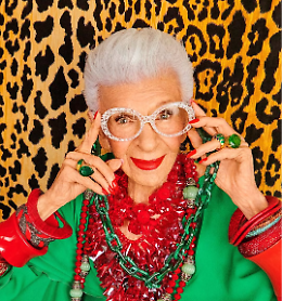 Iris Apfel: l’imperdibile asta di oltre 200 tesori della regina dello stile