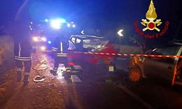 Cigliano: scontro frontale tra auto, due feriti incastrati tra le lamiere
