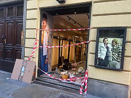 In Fiat 500 contro un negozio del centro di Torino: doppio colpo con l'auto usata come ariete
