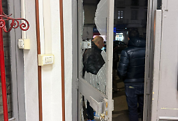 Fanno esplodere una bomba carta contro il circolo Arci: arriva la polizia
