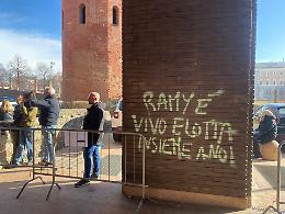 Scritte shock e vandalismo: ecco come si è svegliata Torino dopo il corteo