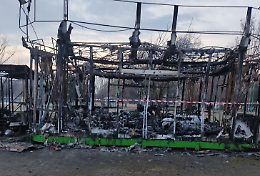 Boato sveglia i residenti al parco Di Vittorio: distrutta dall'incendio la giostra dei bimbi