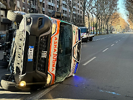 L'ambulanza si ribalta dopo lo scontro con la Fiat 500: quattro feriti
