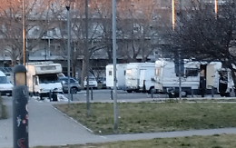Mirafiori, blitz caccia i camper ma gli abusivi occupano il piazzale della chiesa