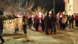 Fiaccolata per la sicurezza, la sindaca interviene ma viene fischiata