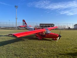Aereo in avaria, atterraggio di emergenza (con il paracadute) nello stadio di Riva presso Chieri