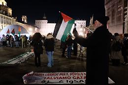 In 200 in piazza Castello per celebrare il "cessate il fuoco" in Medio Oriente
