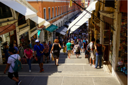 Overtourism: il veleno che ammazza e ruba l'anima delle nostre città 