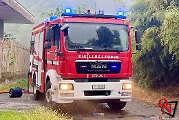 Rogo improvviso sul tetto di un'abitazione in via Cairoli: vigili del fuoco in azione per domare le fiamme
