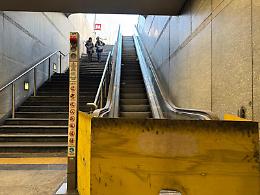 Nella metropolitana di Torino ci sono le scale (im)mobili: «Ferme da due anni»  