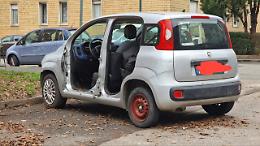A Torino rubano cofani, gomme, paraurti e portiere delle auto: il caso della Fiat Panda mutilata in zona Mirafiori
