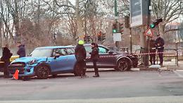 Velocità fuori controllo in corso Unione Sovietica: violento scontro tra due auto