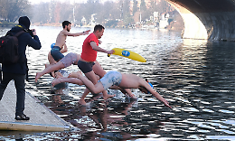 Il tuffo degli "orsi polari" nel Po (a 6 gradi) per la 124ª edizione del Cimento Invernale
