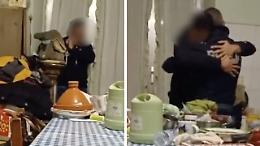 Torino, ragazzo si punta il coltello alla gola e minaccia il suicidio. Poliziotti-eroi lo salvano - IL VIDEO