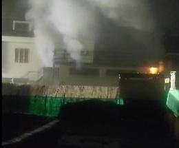 Scoppia l'incendio in garage ma l'acqua scarseggia. Pompieri domano le fiamme grazie... alla scuola