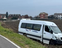 Vinovo: scuolabus fuori strada, a bordo bambini delle elementari 