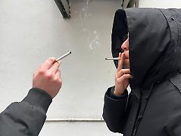 «A Torino non si fuma all’aperto». Ma nessuno fa rispettare il divieto