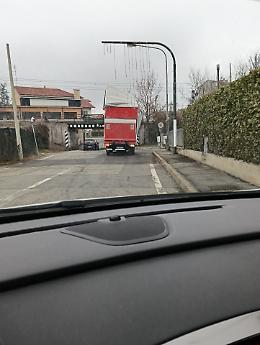 Incidente a Chieri: il camion sventrato dal ponte troppo basso