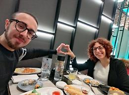 Prende a coltellate il suo fidanzato  e gli scrive una lettera: «Perdonami»