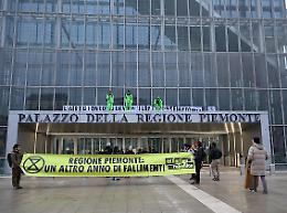 Torino, blitz degli Extinction Rebellion al grattacielo della Regione